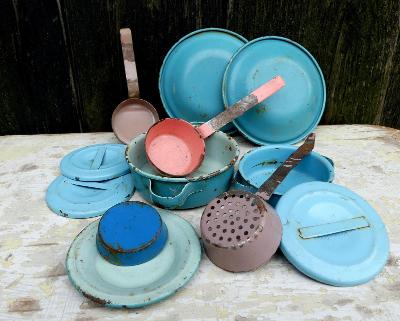 Retro kovové nádobí pro panenky, hračka, talíře, modré