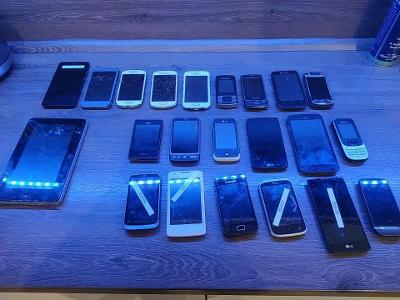 Mobilní telefony - Na náhradní díly / Samsung / LG / HTC / Nokia