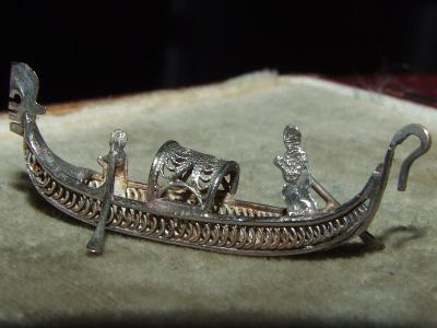 Stará krásna filigránová strieborná miniatúra vikingskej lode