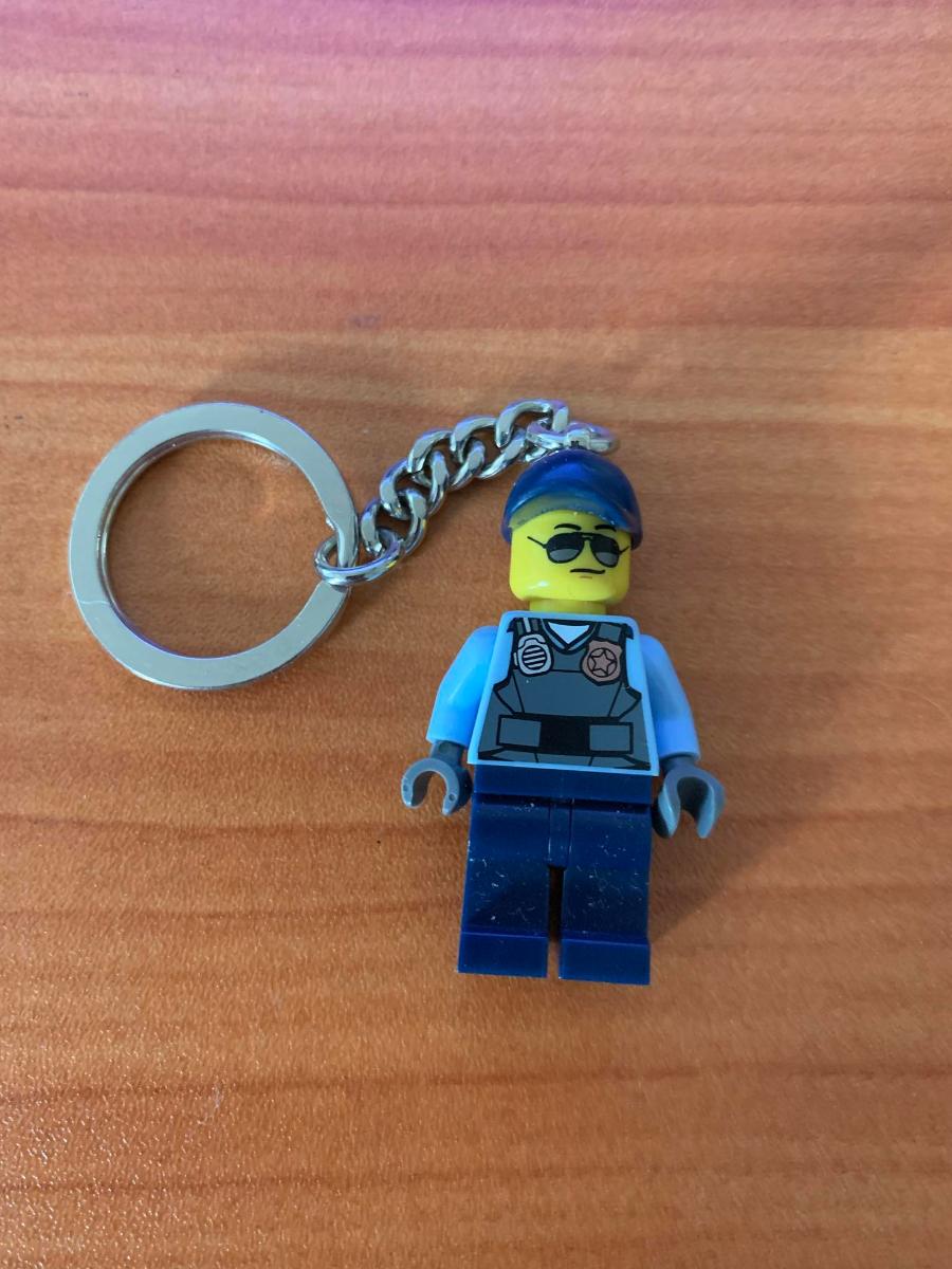 LEGO figúrka prívesok kľúčenka policajt - Hračky