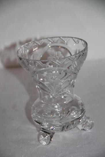 F6. Broušená váza z křišťálového skla, výška 15,5 cm průměr 12 cm