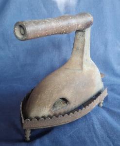 Stará žehlička (20 cm) s podložkou - nálezový stav
