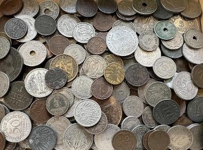 Starožitné mince datované do roku 1945 - přes 210 kusů