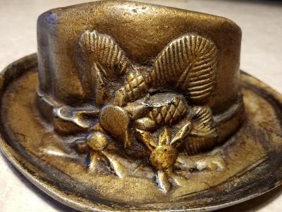 Starožitný kovový popelník - myslivecký klobouk 1. republika
