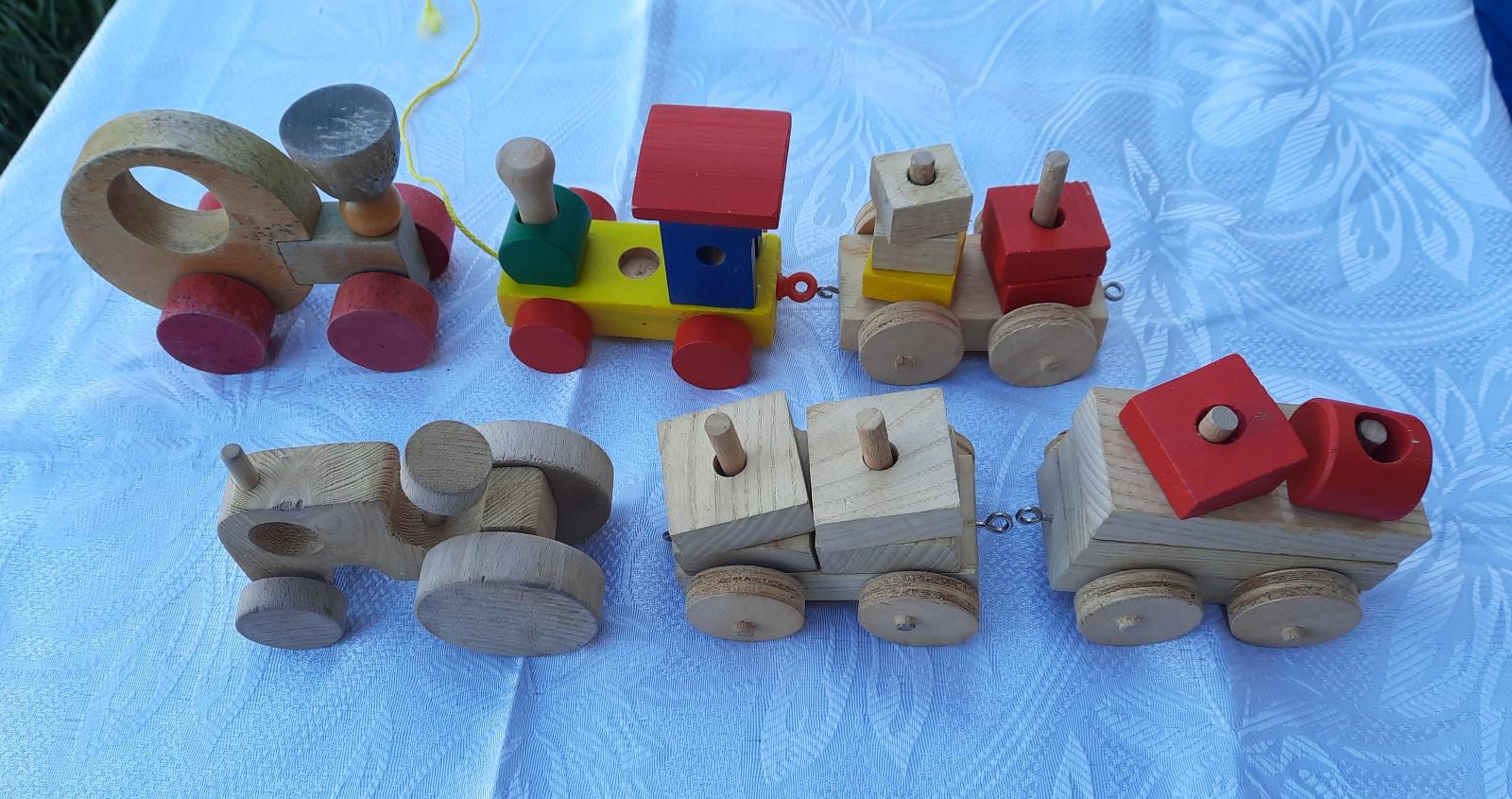Staré drevené hračky, 2 x traktor, mašinka, 3 vagóny s kockami - Hračky