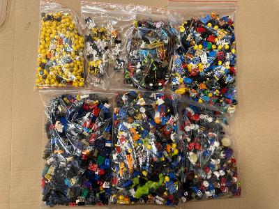 Lego mix figúrok a ich príslušenstvo 2,1 Kg