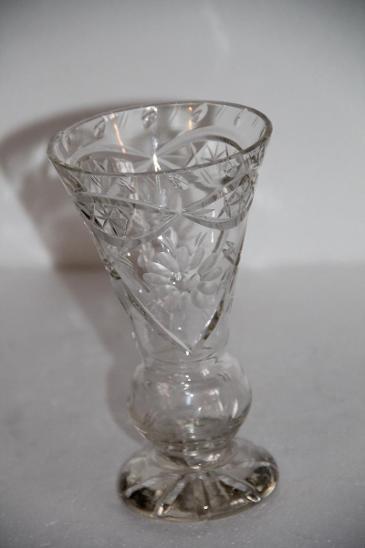 F7. Broušená váza z křišťálového skla, výška 18 cm průměr 10,5 cm
