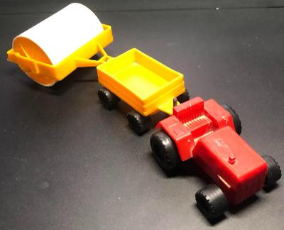 Retro hračka-traktor s vlečkou a valcom