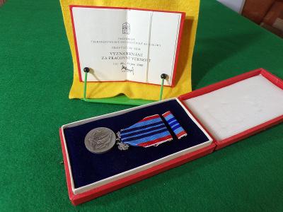 Stříbrná pamětní medaile - vyznamenání pracovní věrnost.