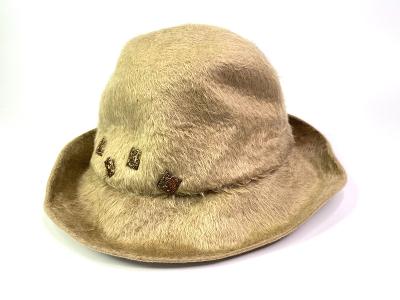 Vintage dámský plyšový klobouk s kovovými ozdobami - Tonak ČSSR 