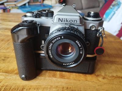 Nikon FE s 50mm objektivem a gripem