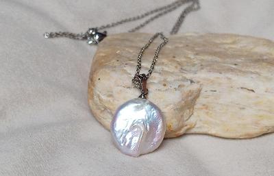 Mořská coin perla na řetízku z chirurgické oceli, náhrdelník hand made