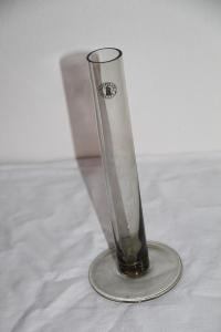 F9. Váza z kouřového skla, ruční výroba, výška 23 cm průměr 3 cm