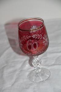 F7. Broušená růžová jubilejní sklenice na víno 60 s květinami