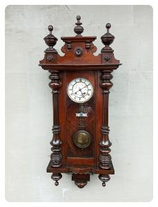 100 leté řezbované mechanické půlové nástěnné hodiny *1910  