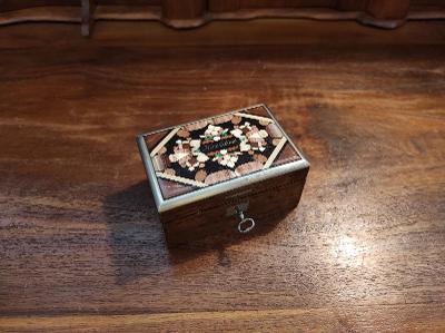 Stará nádhená dřevěná šperkovnice - Karlovarská mozaika - Vřídlovec