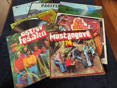 8x LP Country (Zelenáči, Mustangové, Fešáci, Pacifik, Greatest hits..)