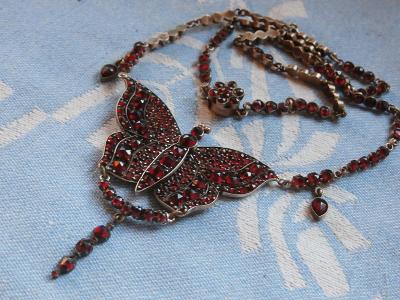 Starožitný decentní náhrdelník motýl s českými granáty + posudek
