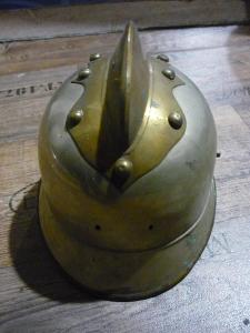 stará hasičská helma asi velitelská z půdy -viz. foto