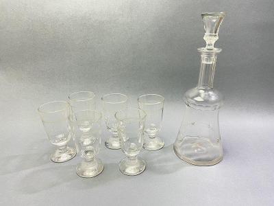 Karafa se skleničkami - staré sklo 