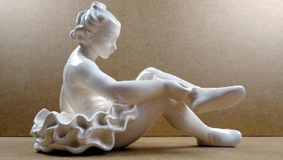 keramická socha baletka