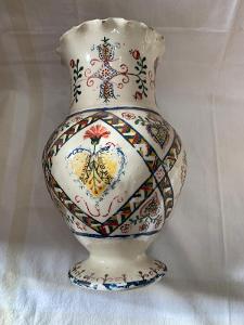 Stará keramická váza s malbou