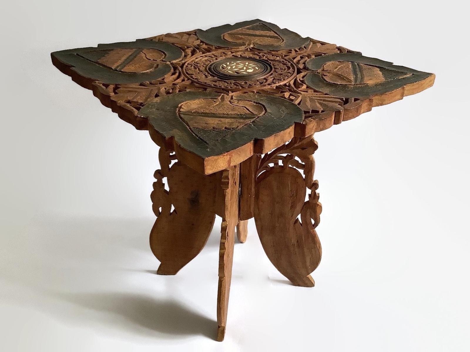Retro vyrezávaný stolík, mal by byť skladací ale už nie je - Starožitnosti