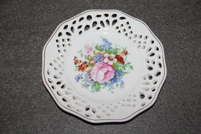 E55. Porcelánový talíř, podšálek s květinami, průměr 15 cm