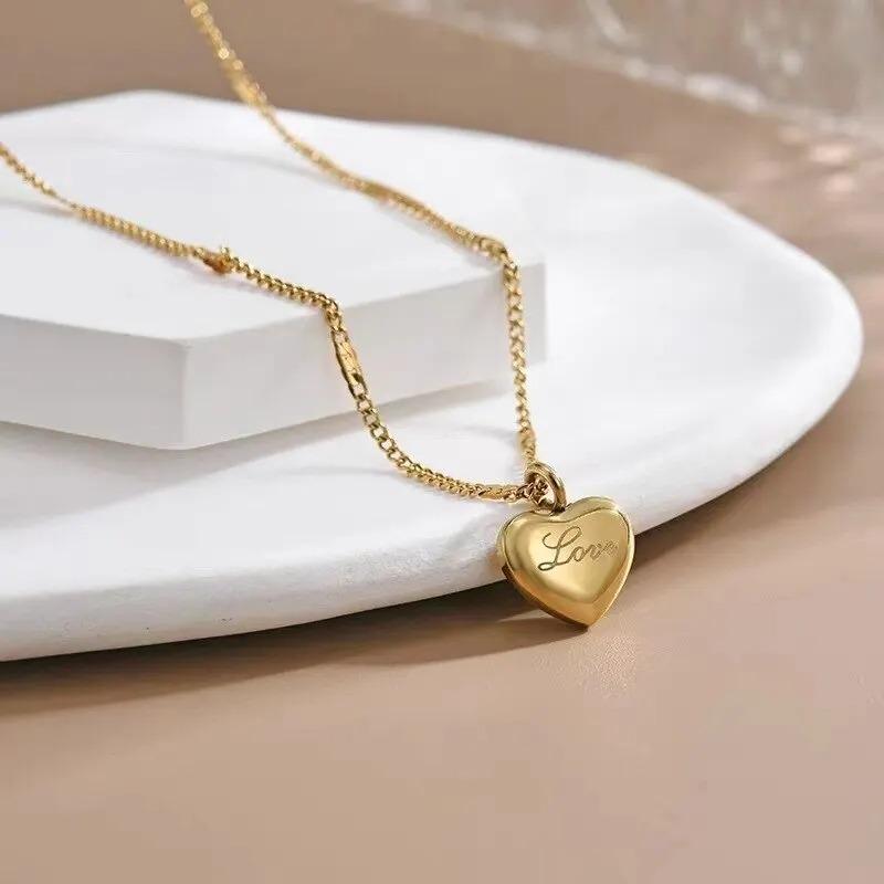 💛 Dámsky prívesok v tvare srdca [Love] - Zlatá farba 💛 - Šperky a hodinky