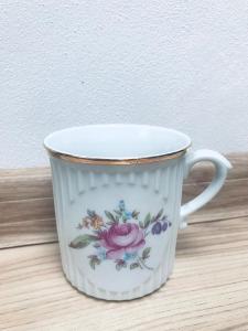 Retro porcelánový hrnek zdobený květinou - Československo