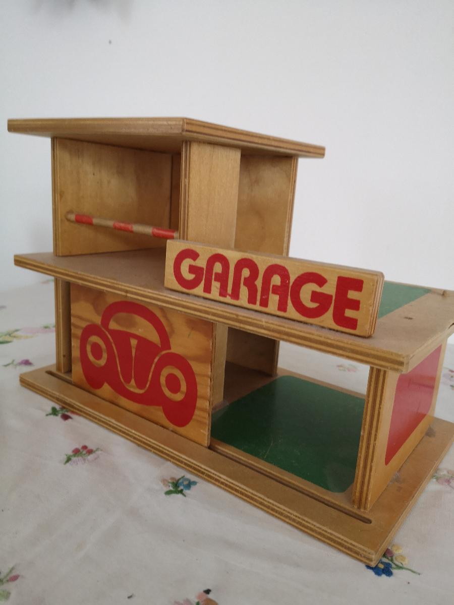 Drevená garáž - Starožitnosti a umenie