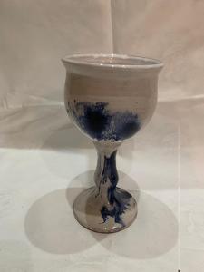 Keramický béžový pohár s modrým dekorem