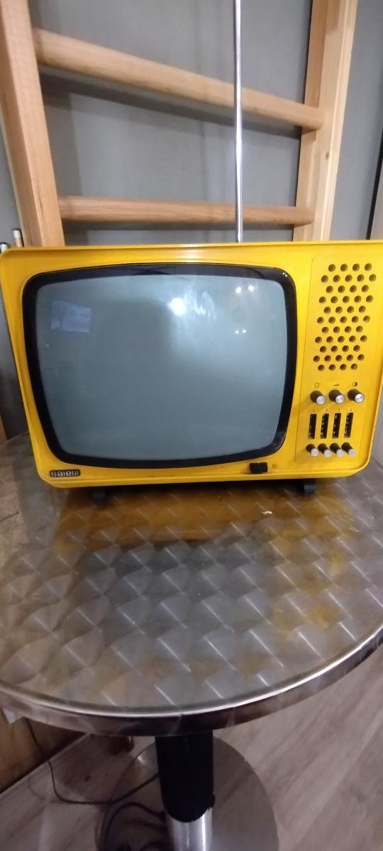 Prenosný retro televízor TESLA SATELIT - TV, audio, video