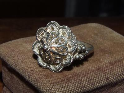 Starý luxusní velký stříbrný prsten bohatě zdobený filigrány