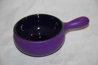 V04. Keramický fialový rendlík výška 5,5 cm průměr 11 cm délka 17,5 cm