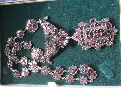 Bidermaier velký náhrdelník i brož  s českými granáty etue + posudek