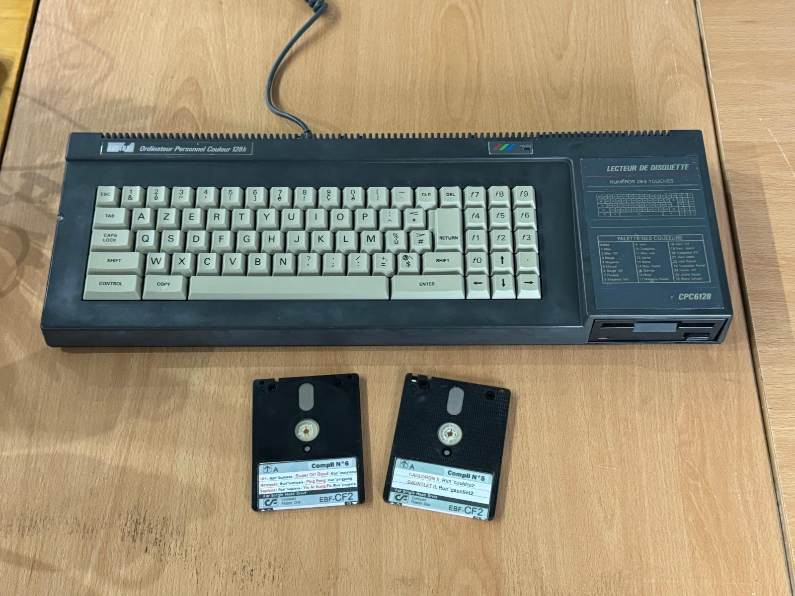 Funkční Amstrad CPC 6128 Schneider, slušný STAV, 2 diskety s hrama - Počítače a hry
