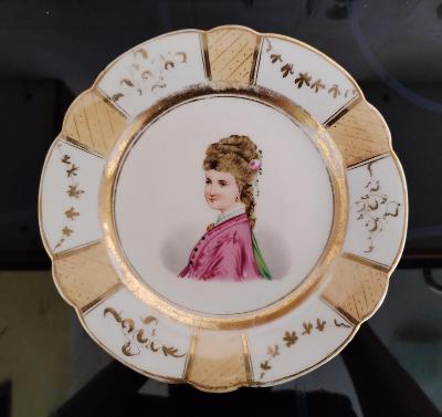Starožitný tanier s postavou dievčaťa. Porcelánka Slavkov prvá pol. 19 st.