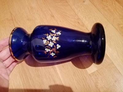 Skleněná váza tmavě modrá s motivem