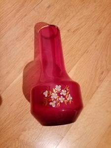 Skleněná váza červená s motivem