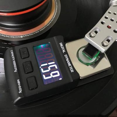 Digitálna váha pre gramofón na nastavenie prítlaku prenosky ihly