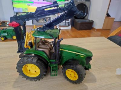 John Deere traktory 3 x kombajn 1 x valník 2 x