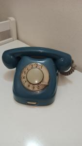 retro telefón tesla modrý