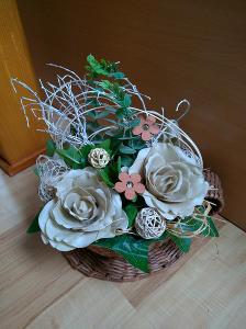 Kvetinová dekorácia - imitácia ruží v prútenom koši