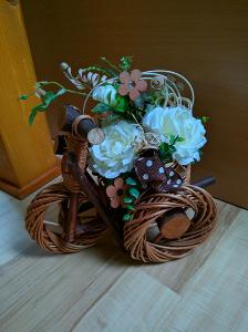 Dekorácia - prútený bicykel s kvetinami