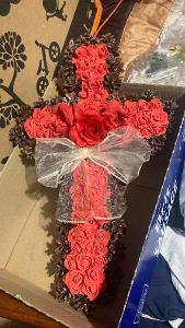 Kříž z koblih s umělými růžemi na hřbitov
