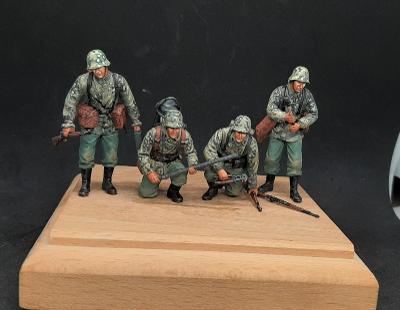 1/35 sestaveno/namalováno Waffen SS STURMPIONIER (4 figury)