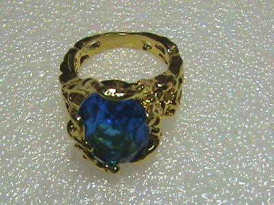 Krásný prsten s velkým modrým Topazem.Krásná práce.Nenošený.Vel.60
