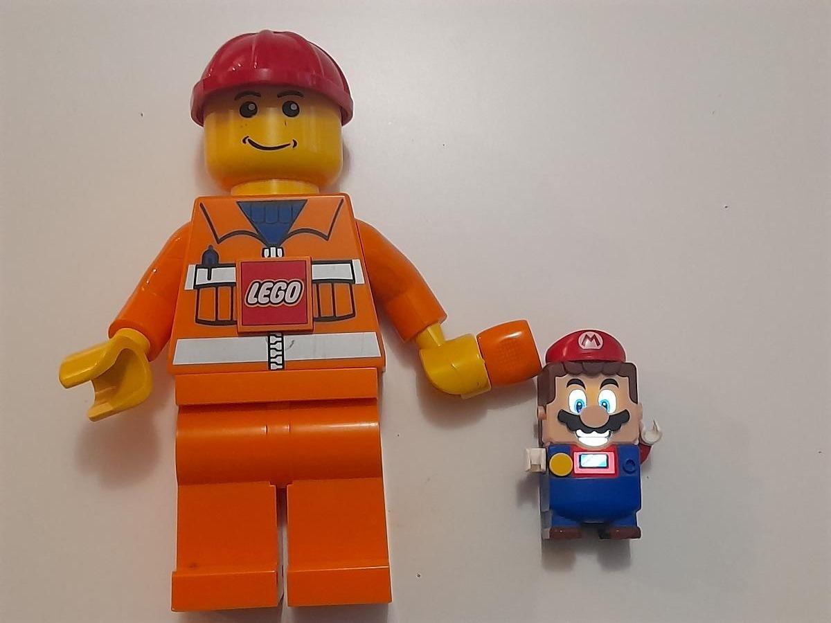 Dve veľké figúrky lego builder a super mario - Hračky