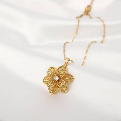 Krásný zlatý náhrdelník květina